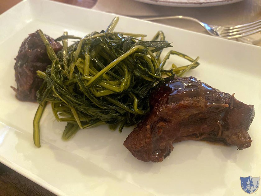 Guancia di manzo CBT sfumata al vino rosso con cicoriette saltate