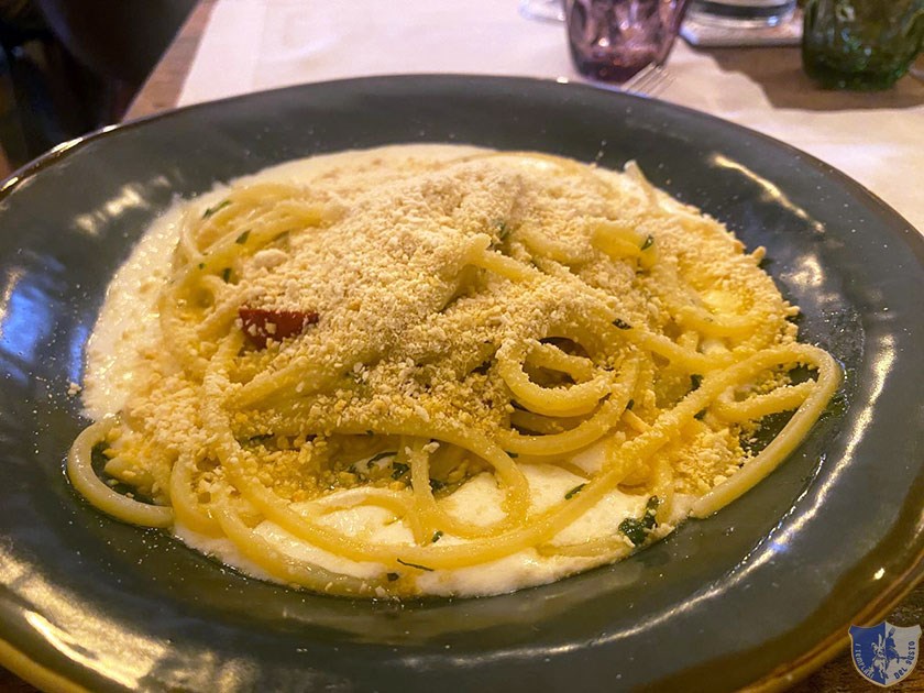 Lo spaghetto dellHosteria. Aglio olio e peperoncino su fonduta di caciocavallo e crumble di tarallo