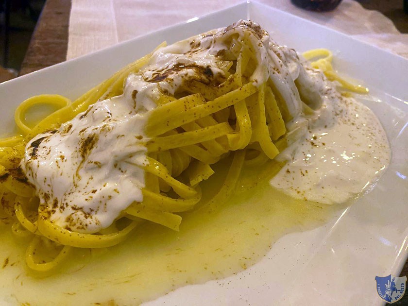 Tagliolini con burro al limone stracciatella e polvere di liquirizia