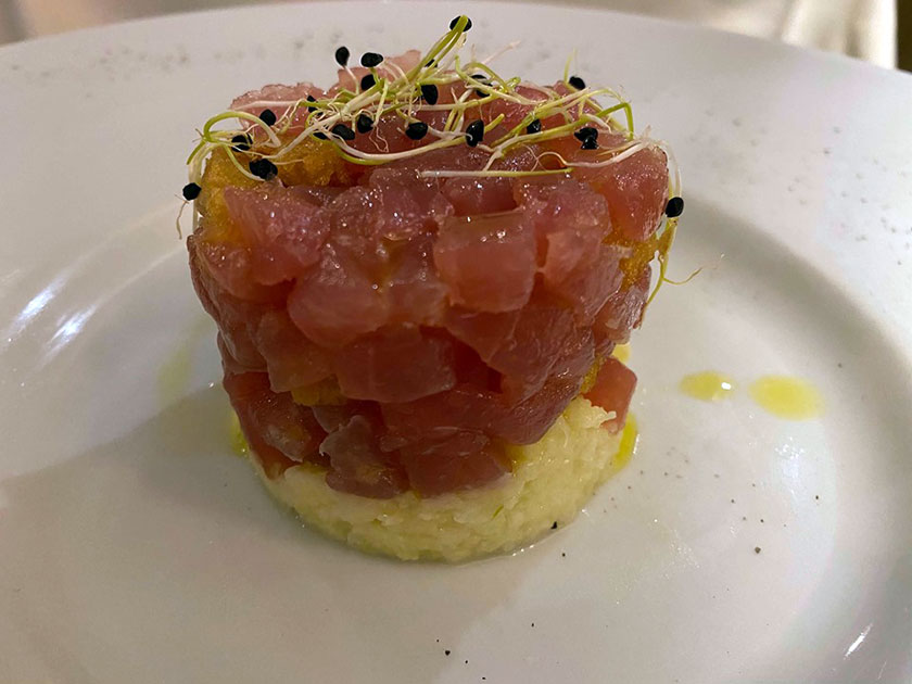 Tartare di tonno pane croccante e crema di finocchi