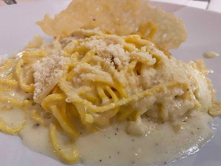 Tonnarelli cacio e pepe in cialda di parmigiano