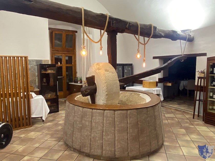 Il Frantoio Ducale Castel Morrone Il caratteristico frantoio antico che da cui il locale prende il nome
