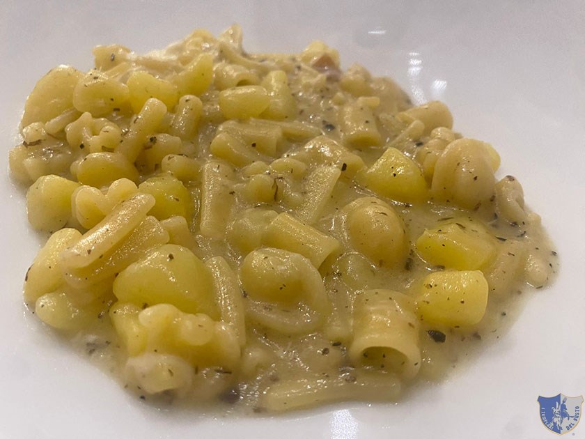Pasta e patate con scamorza e tartufo nero