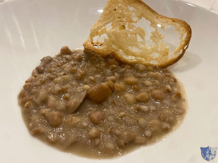 Zuppa di farro porcini castagne ceci e fagiolo quarantino locale con una vela di pane