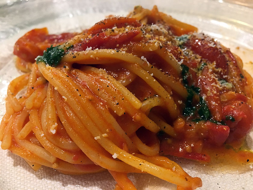 Spaghetti con corbarini pomodorini gialli del piennolo aglio orsino e cacioricotta di capra