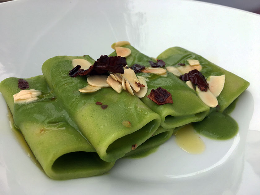 PAccheri con crema di friarielli mandorle tostate e e peperone crusco