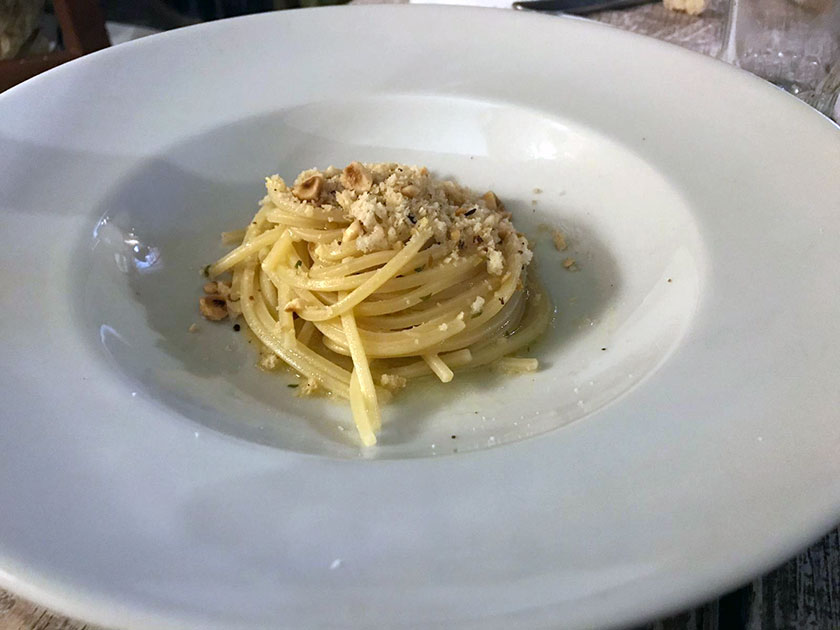 Spaghetti quadrati aglio olio peperoncino granella di nocciole e pan grattato ok Ok 