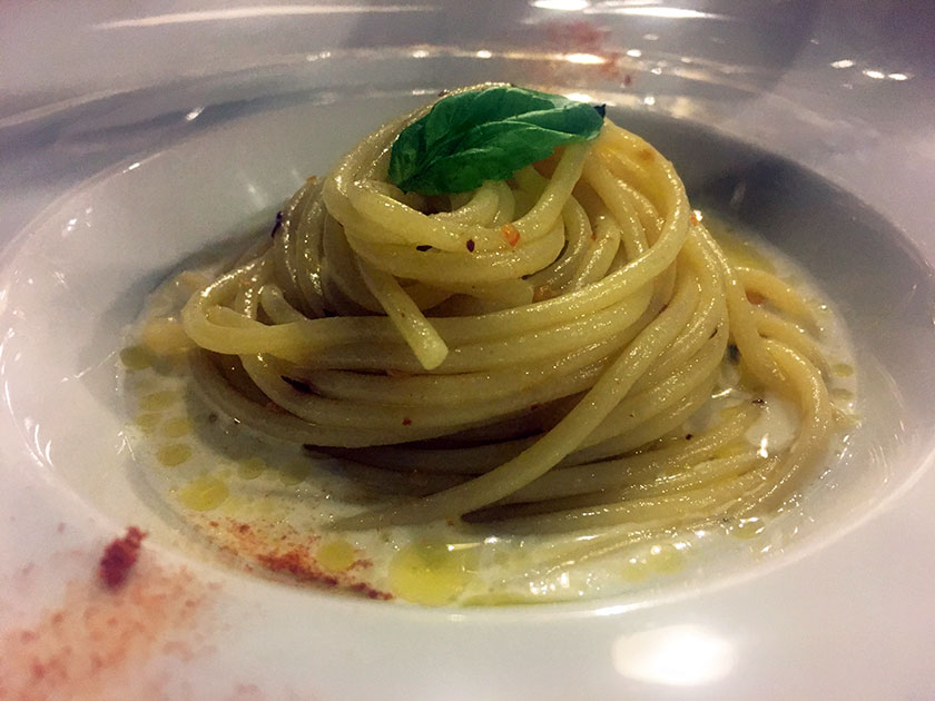 Spaghettoni di Gragnano aglio olio e peperoncino su fonduta di provola fumè