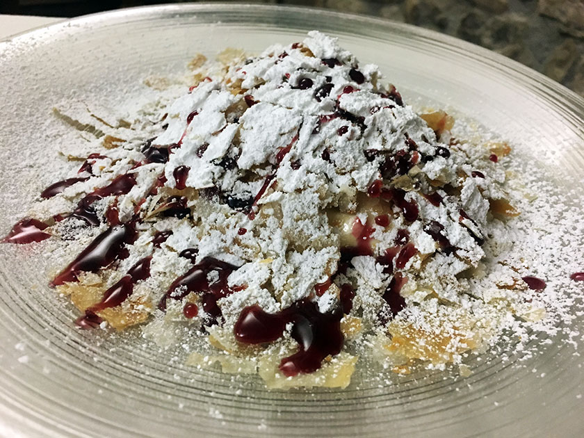 Pasticcio di millefoglie con crema chantilly e salsa di frutti di bosco