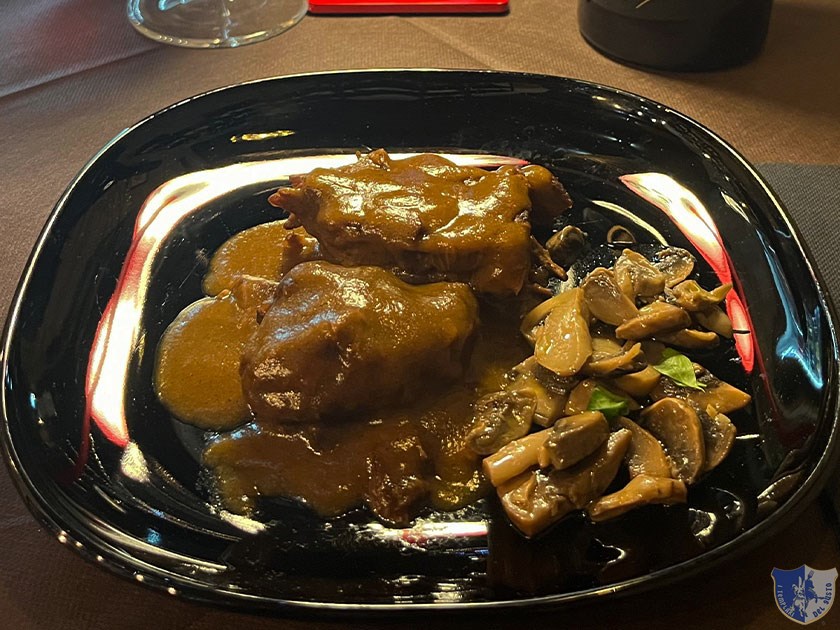 Stracotto di marchigiana allaglianico con contorno di champignon