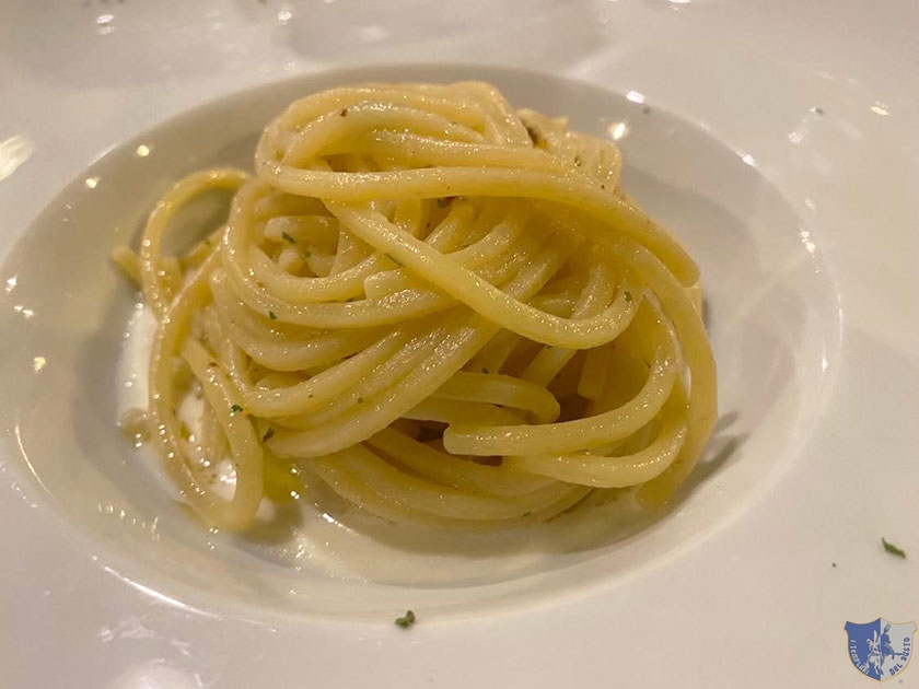 Spaghettoni di Gragnano aglio olio e peperoncino su crema di provola fumè
