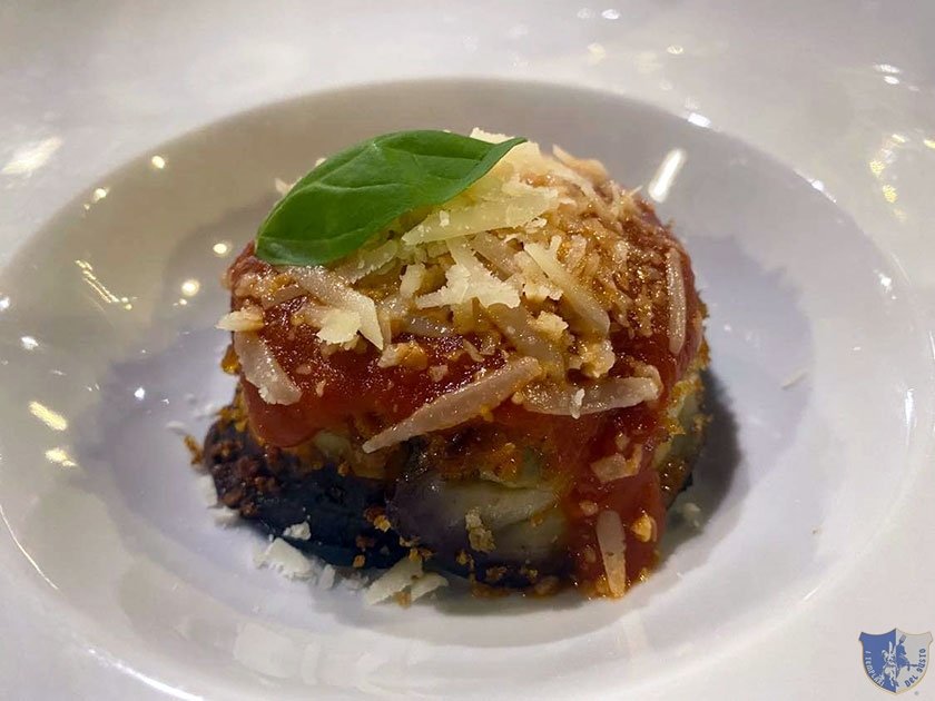 Parmigiana classica di melanzane con pomodoro e basilico