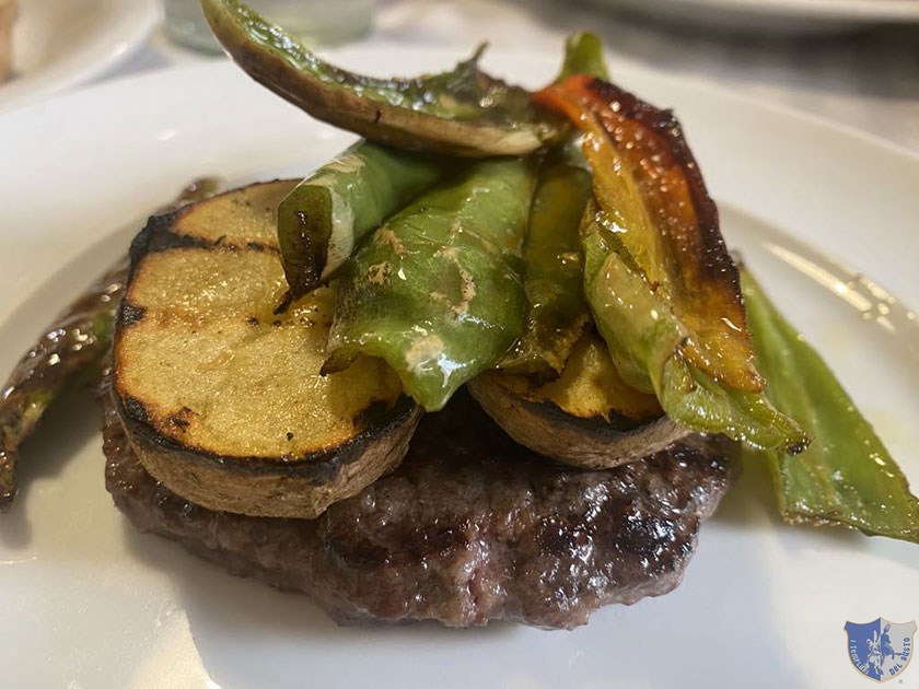 Hamburger di maiale casertano con friggitelli e patate