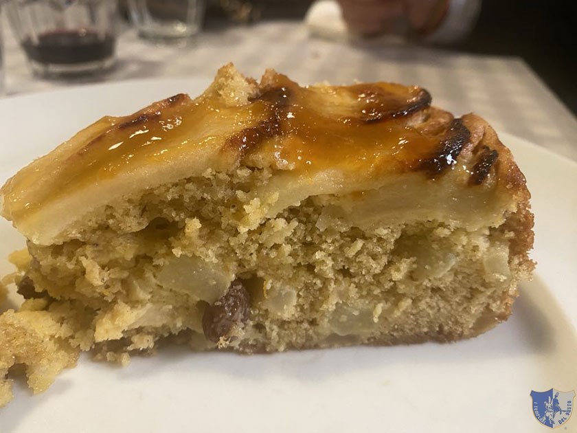 Torta di mele con uvetta e cannella