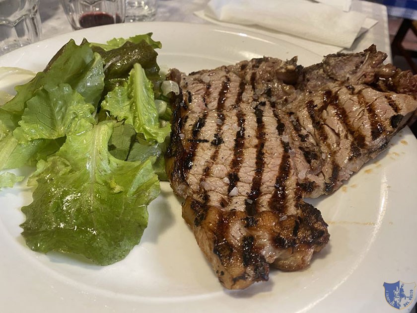 Bistecca di vitello e insalata