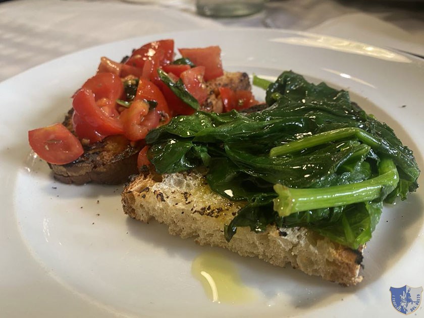 Bruschetta al pomodoro e bruschetta con burro alici e spinaci