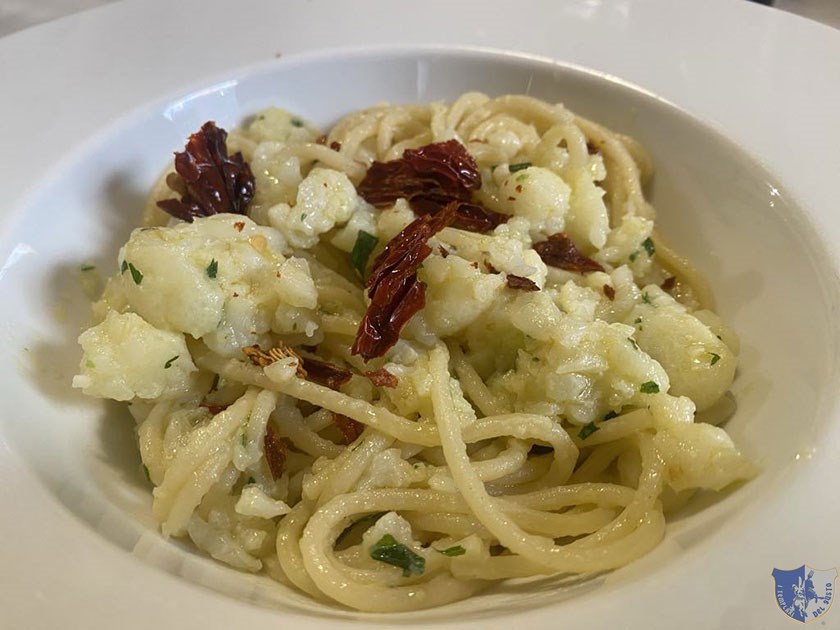 Spaghetti aglio olio peperoncino cavolfiore e peperone crusco