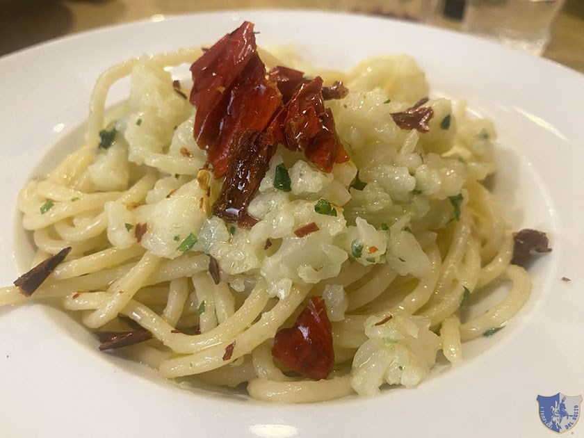 Spaghetti aglio olio peperoncino cavolfiore e peperone crusco