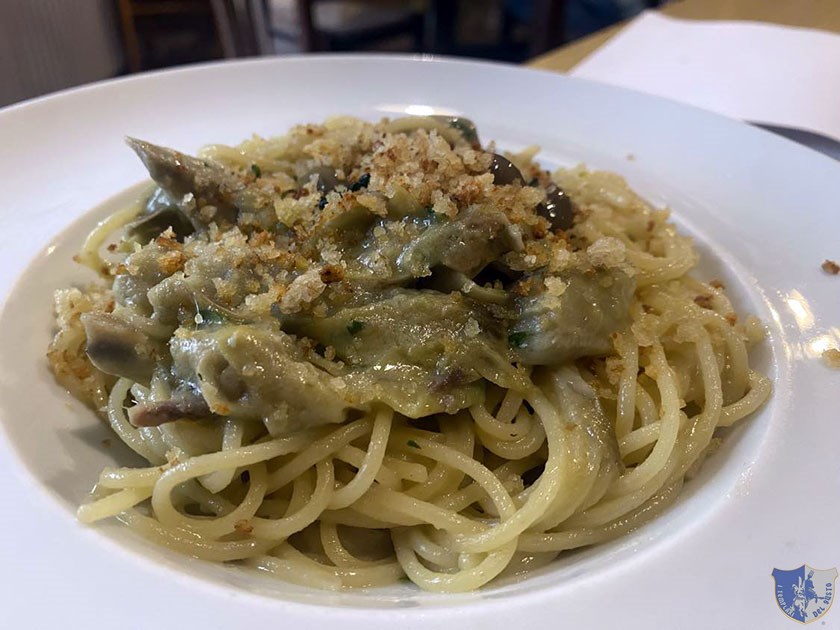 Spaghetti con carciofi olive e alici