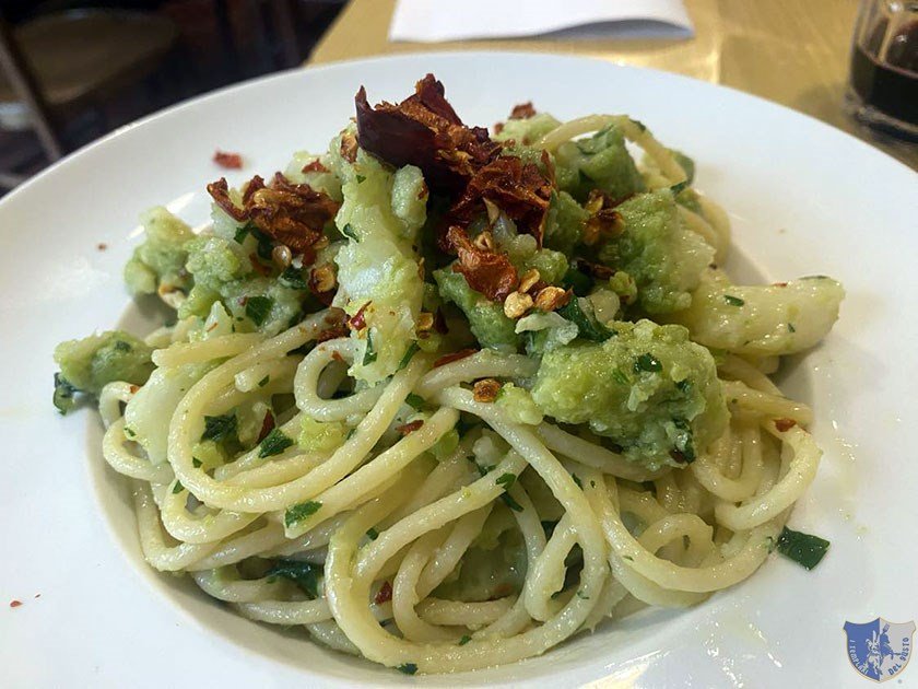 Spaghetti aglio olio peperoncino broccoli e il peperone crusco