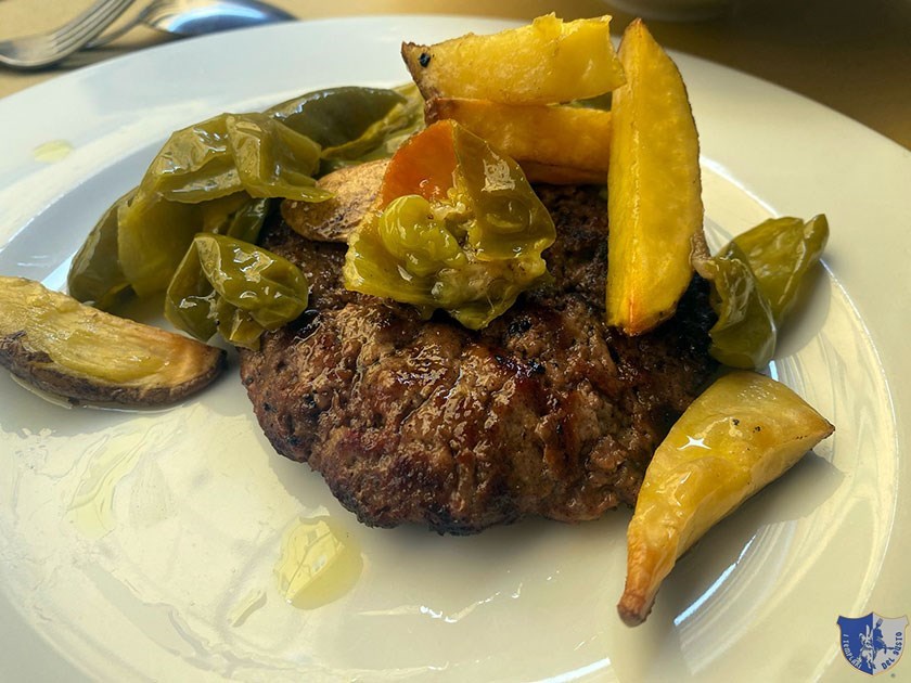 Hamburger di maiale casertano friggitelli e patate