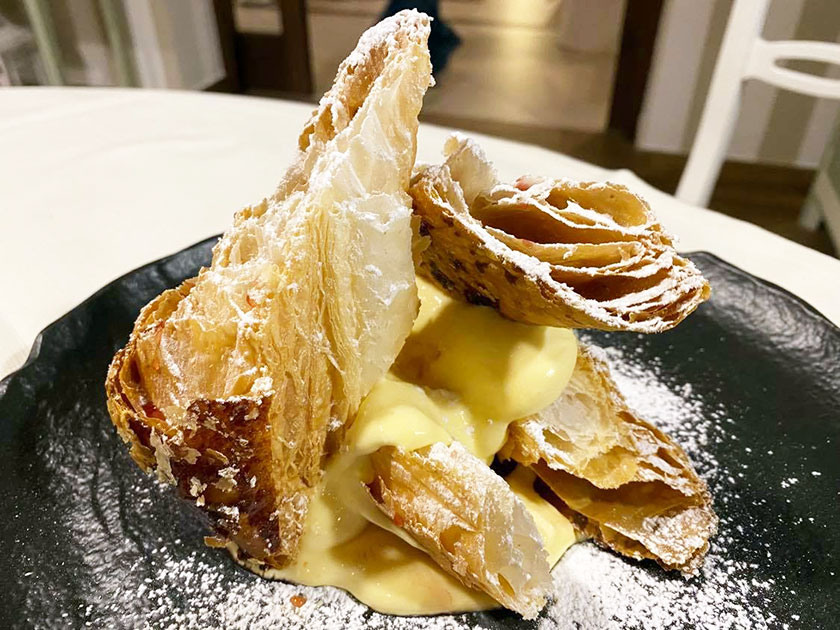 Millefoglie con crema chantilly al profumo di Strega e amarene