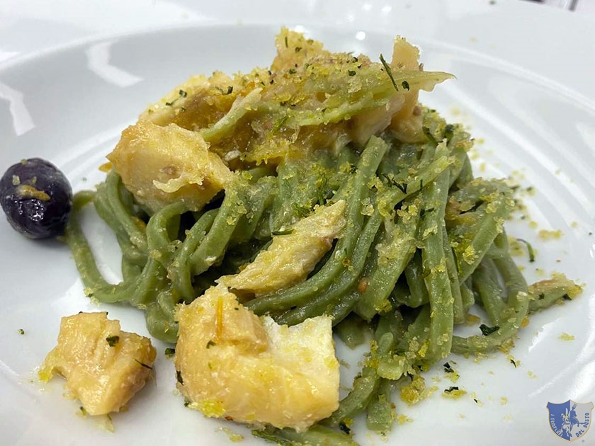 Tagliolini allortica con datterino giallo baccalà puntarelle e olive infornate