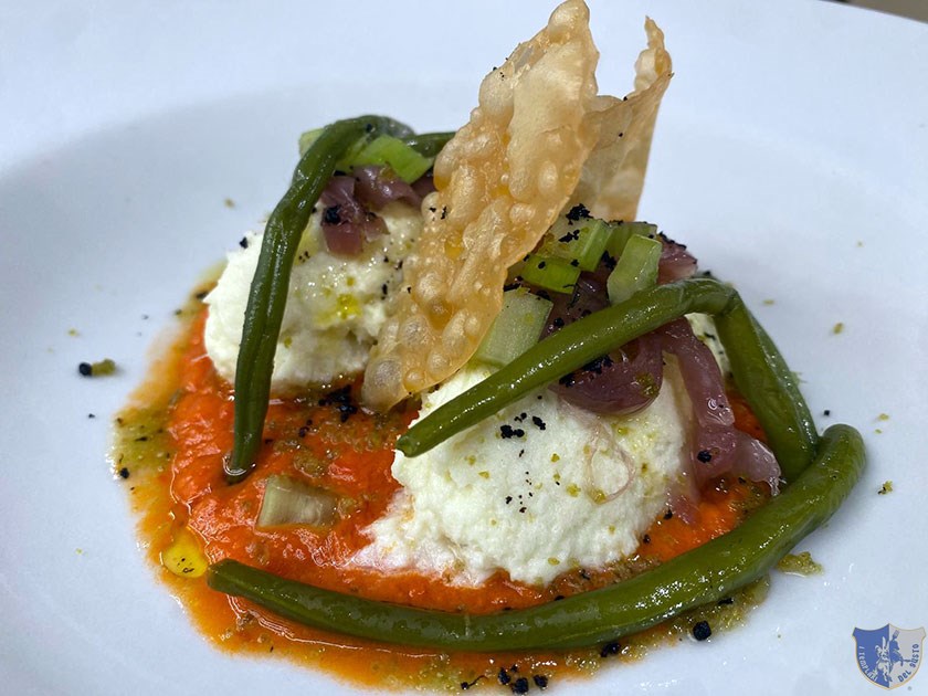 Baccalà mantecato con gazpacho di pomodorino sedano cipolla caramellata fagiolini olio Evo polvere di olive nere e chips di pasta filo