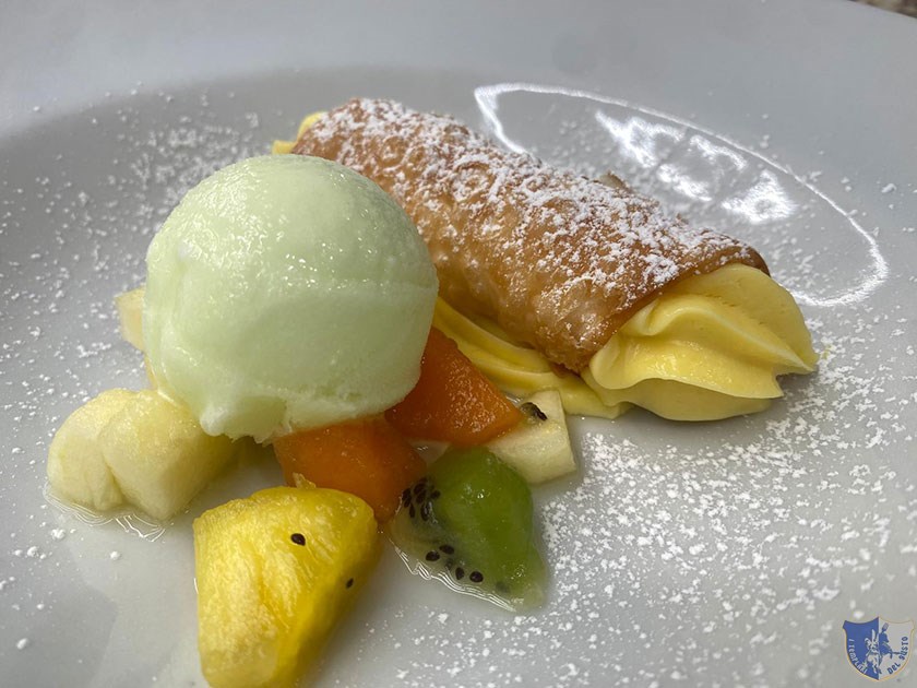 Cannolo di pasta filo con crema chantilly macedonia e sorbetto al lime