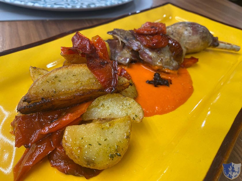 Coscetta di faraona cotta a bassa tempaeratura con peperoni e patate