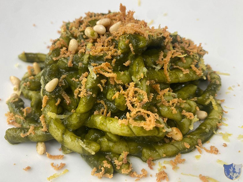 Fusilli con crema di spinaci pinoli zeste di limone e bottarga