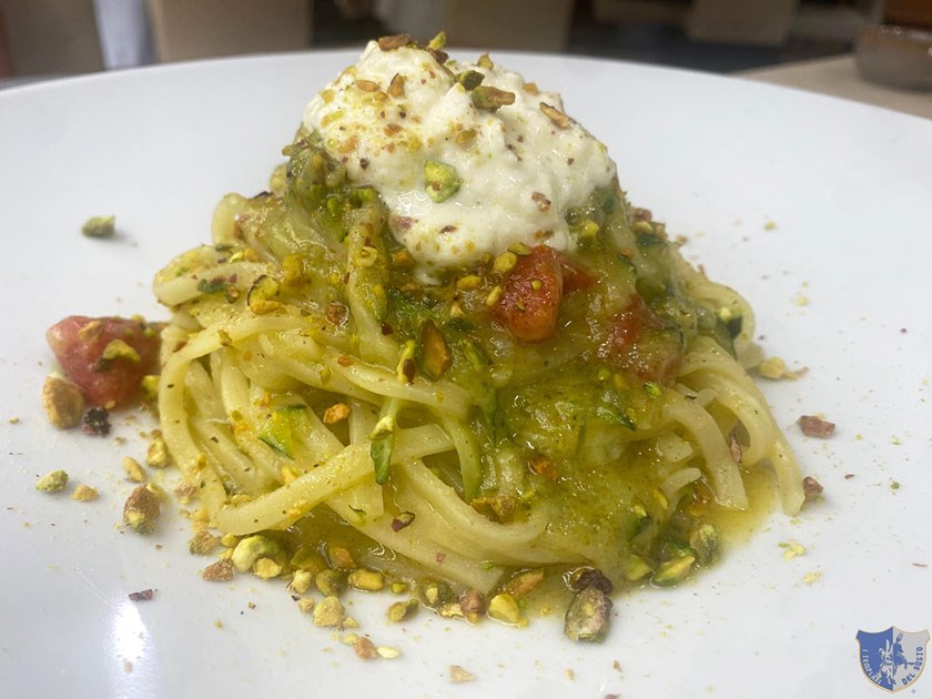 Trenette alluovo alla Nerano a modo mio con crema di zucchine fiori di zucca pomodorini stacciatella e pistacchio salato