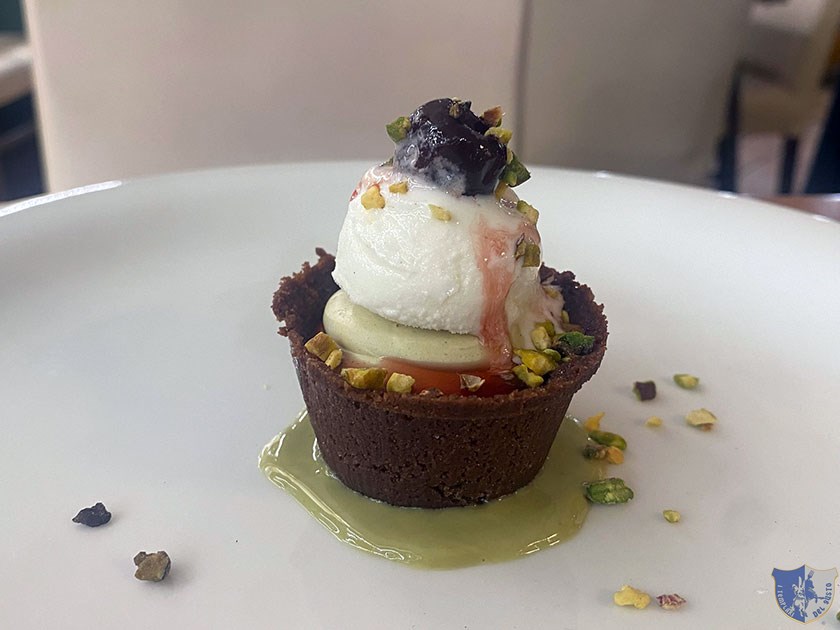 Lo Scazzamariello della Pignata di Ariano Irpino sbriciolona al cioccolato mousse al pistacchio amarena e gelato al fiordilatte