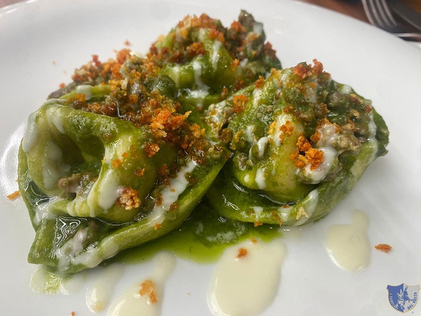 Tortelli con caciocavallo salsiccia e scarola
