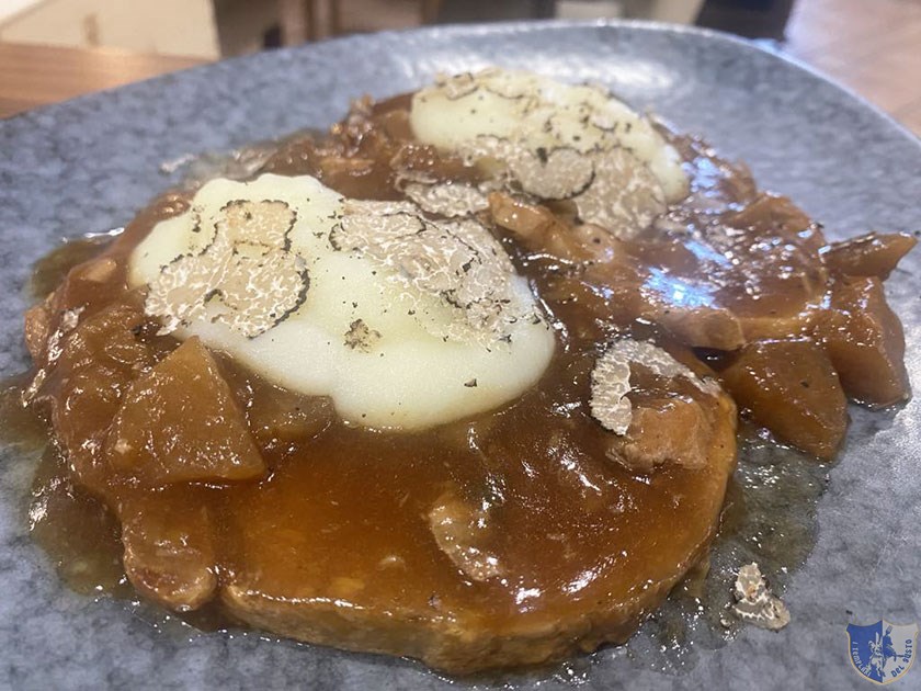 Brasato di maialino nero con mele annurche porcini e cremoso di patate