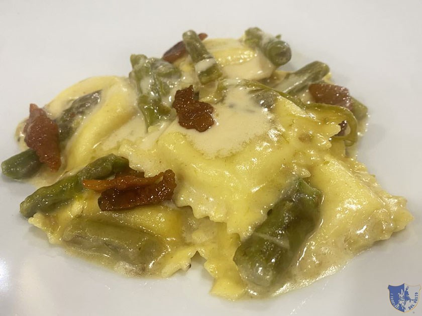 Ravioli alla carbonara con asparagi guanciale croccante e fonduta di pecorino