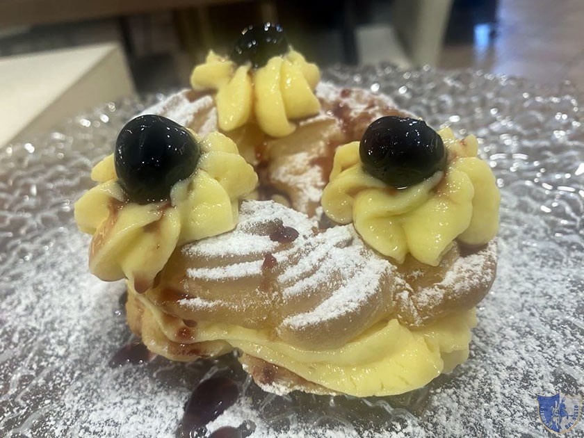 Zeppola in doppia cottura con crema e amarene