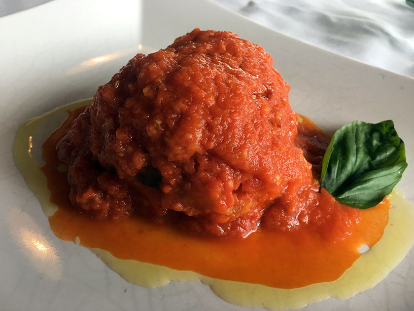 Polpetta con le melanzane cotta nel sugo di pomodoro arianese