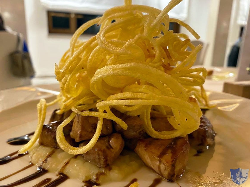 Bocconcini di maiale su salsa di porri con spaghetti di patate e glassa di aceto balsamico