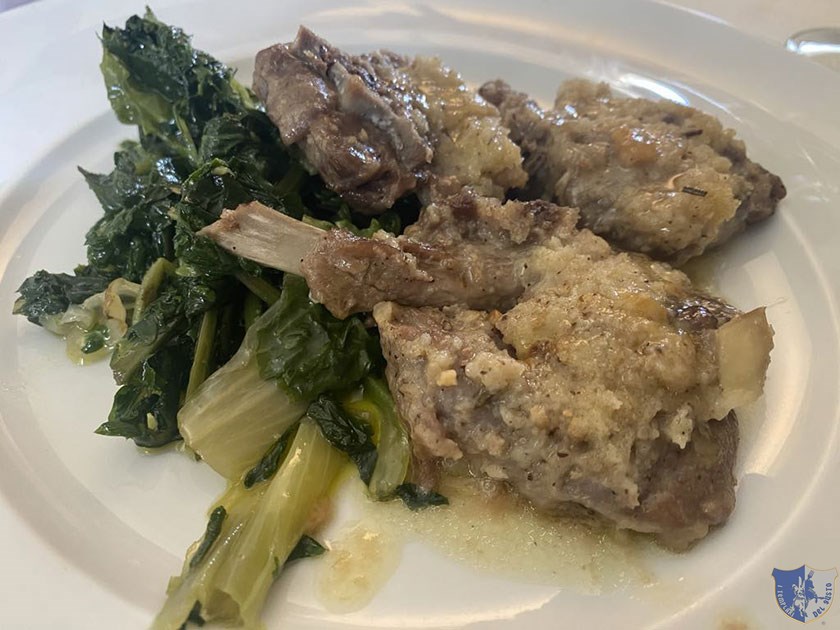 Costoletta di agnello con granella di nocciole e verdure di campo