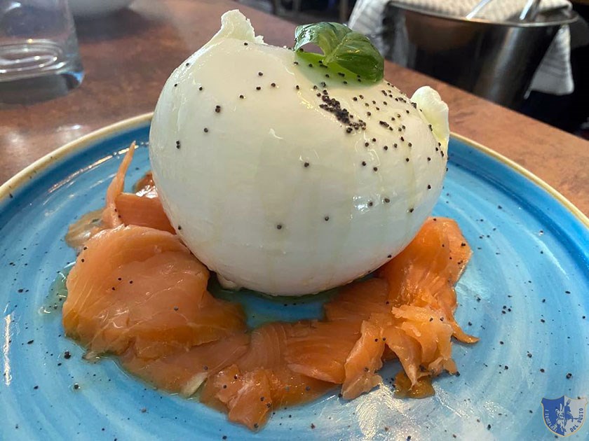 Mozzarella di bufala con salmone affumicato