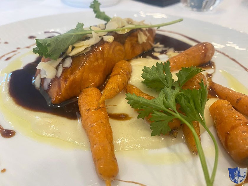 Salmone in salsa Tereyaki con topinambur e carote baby