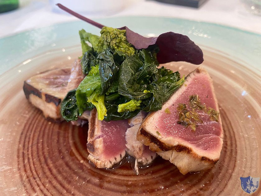 Tonno scottato con salsa Chimichurri e valeriana