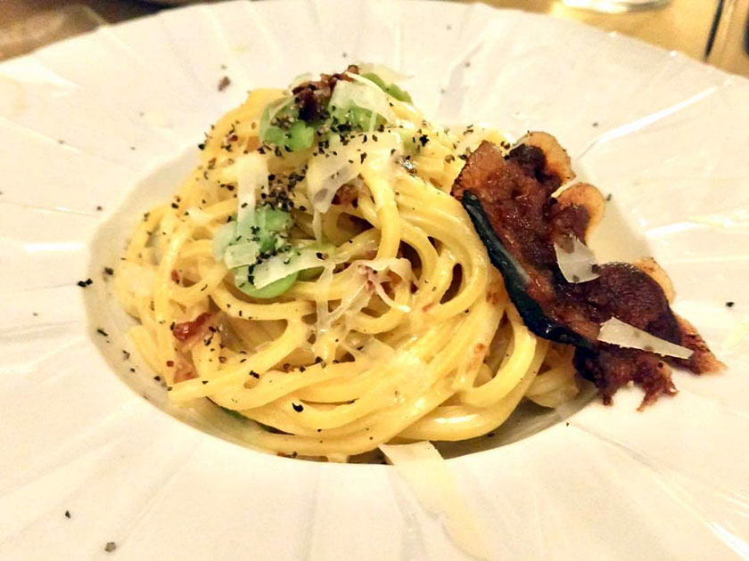 Spaghetti cacio e pepe con fave e guanciale senese