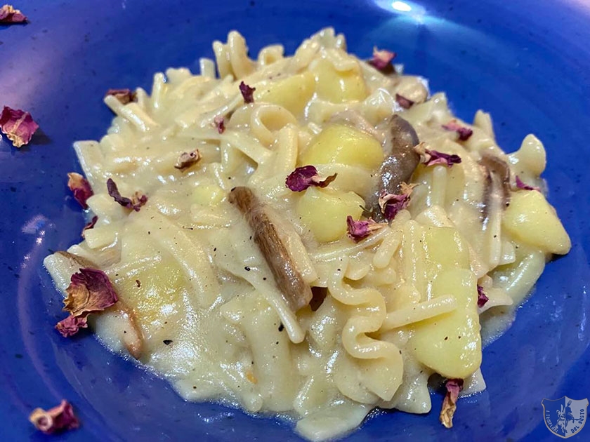 Pasta e patate cremosa con provola porcini e tartufo