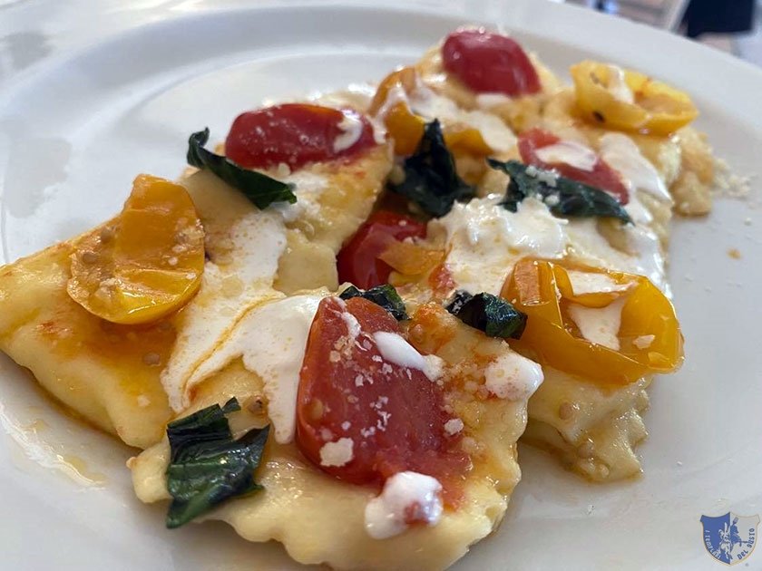 Ravioli di ricotta con pomodorini del piennolo stracciata e cristalli di basilico