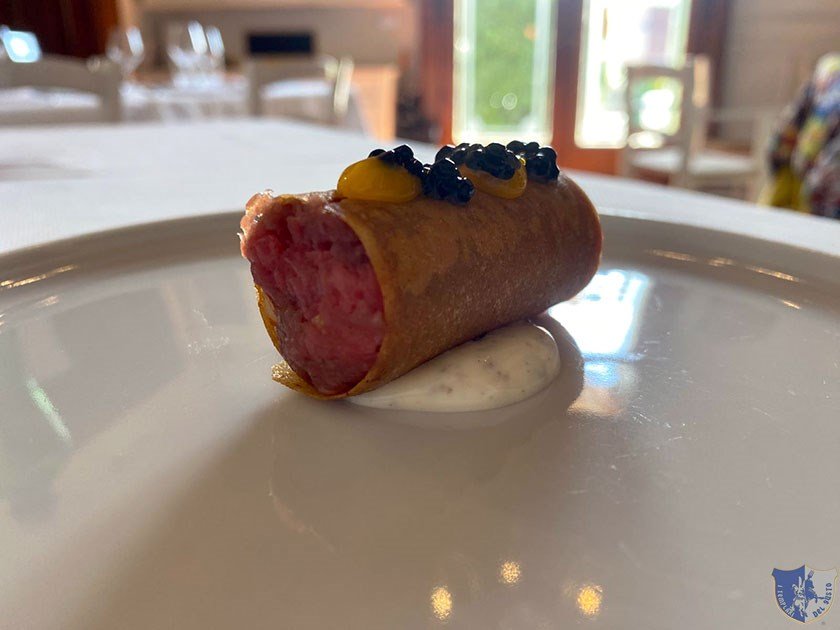 Cannolo di pasta brick rpieno di tartare di vitello perlage di tartufo e tuorlo duovo marinato