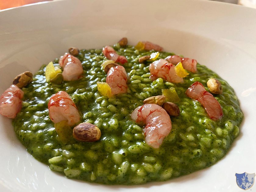 Risotto con pesto bio gamberi rossi limone candito e pistacchi