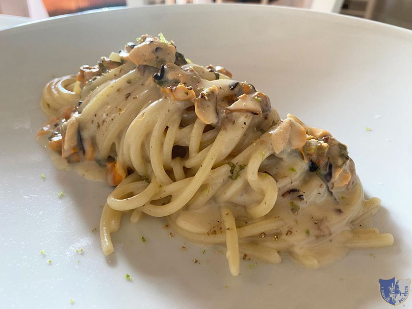 Spaghetti cacio pepe menta e cozze