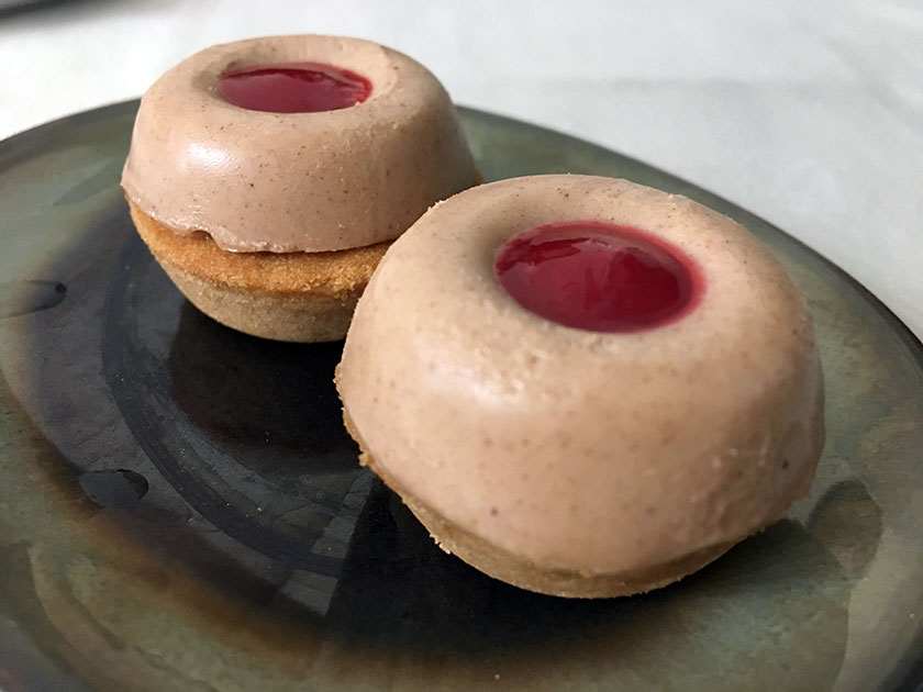 Biscottini con mousse di nocciola con cuore di lampone